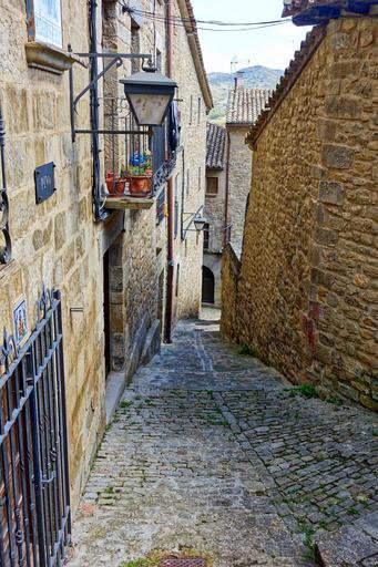 Narrow lane